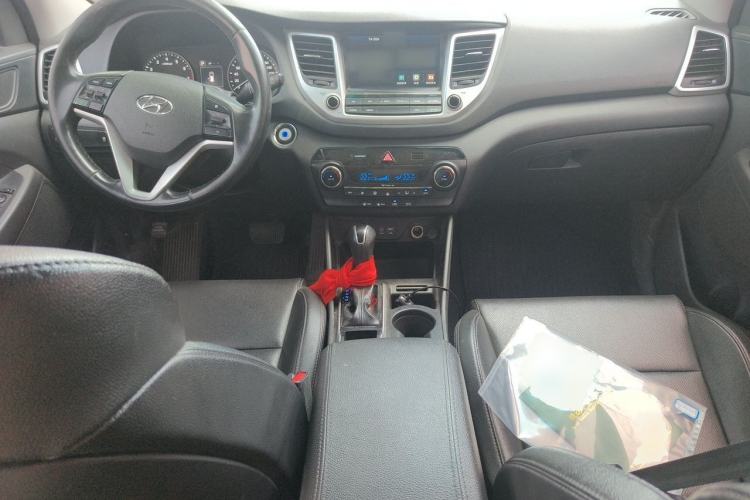 Used Hyundai Tucson 2018 1.6T Dual-Clutch Two-Wheel Drive 15th Anniversary Special Edition Center Console