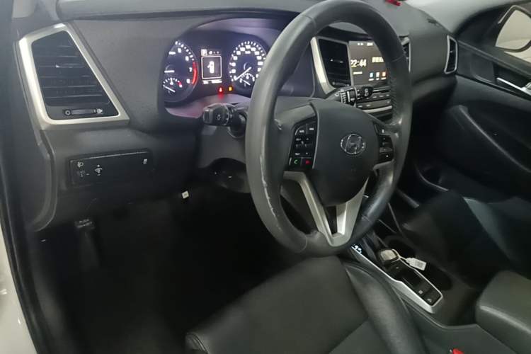 Used Hyundai Tucson 2018 1.6T Dual-Clutch Two-Wheel Drive 15th Anniversary Special Edition Center Console