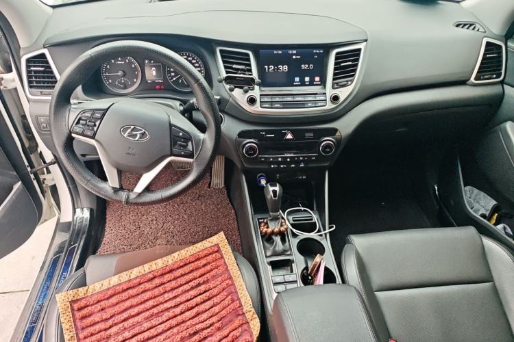 Used Hyundai Tucson 2018 1.6T Dual-Clutch Two-Wheel Drive 15th Anniversary Special Edition Center Console
