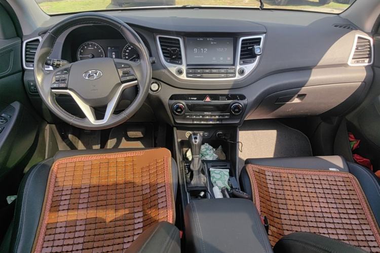 Used Hyundai Tucson 2018 1.6T Dual-Clutch Two-Wheel Drive 15th Anniversary Special Edition Center Console