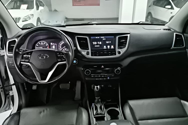 Used Hyundai Tucson 2018 1.6T Dual-Clutch Two-Wheel Drive 15th Anniversary Special Edition Center Console