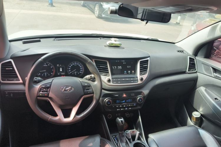 Used Hyundai Tucson 2018 1.6T Dual-Clutch Two-Wheel Drive 15th Anniversary Special Edition Center Console
