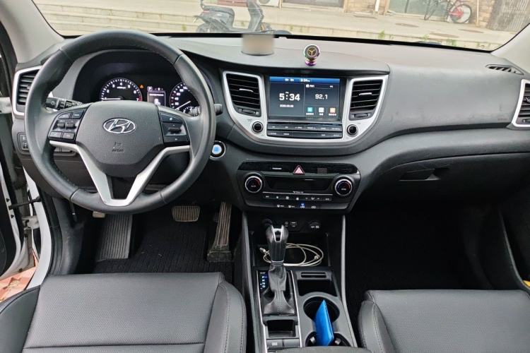 Used Hyundai Tucson 2018 1.6T Dual-Clutch Two-Wheel Drive 15th Anniversary Special Edition Center Console
