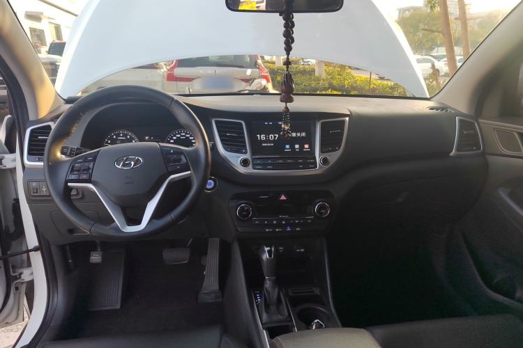 Used Hyundai Tucson 2018 1.6T Dual-Clutch Two-Wheel Drive 15th Anniversary Special Edition Center Console
