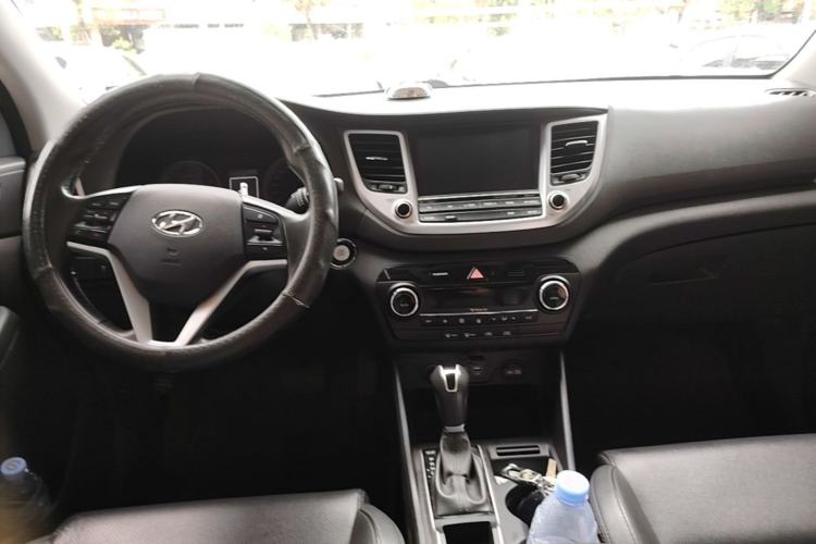 Used Hyundai Tucson 2018 1.6T Dual-Clutch Two-Wheel Drive 15th Anniversary Special Edition Center Console