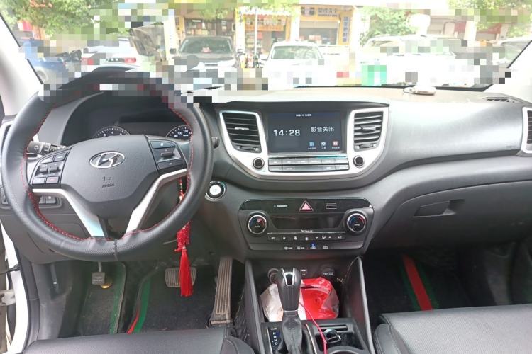 Used Hyundai Tucson 2018 1.6T Dual-Clutch Two-Wheel Drive 15th Anniversary Special Edition Center Console