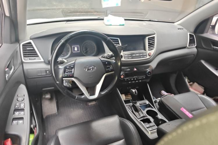 Used Hyundai Tucson 2018 1.6T Dual-Clutch Two-Wheel Drive 15th Anniversary Special Edition Center Console