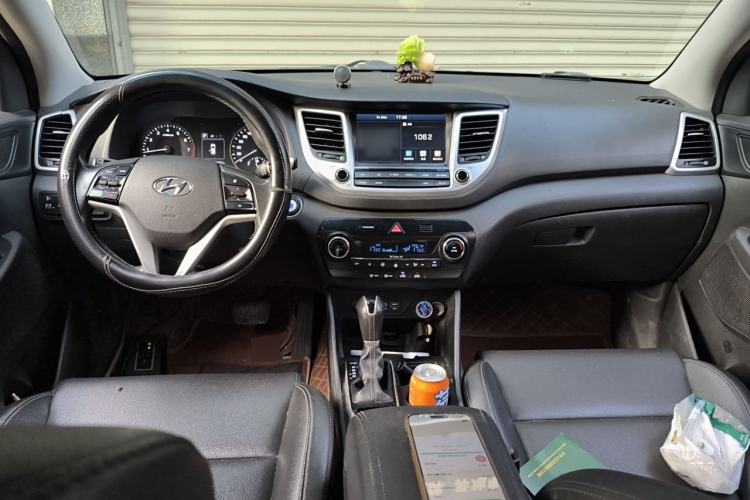 Used Hyundai Tucson 2018 1.6T Dual-Clutch Two-Wheel Drive 15th Anniversary Special Edition Center Console