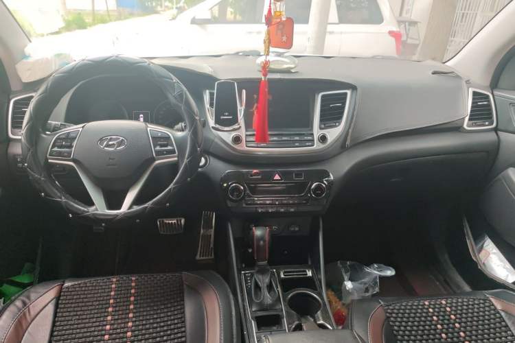Used Hyundai Tucson 2018 1.6T Dual-Clutch Two-Wheel Drive 15th Anniversary Special Edition Center Console