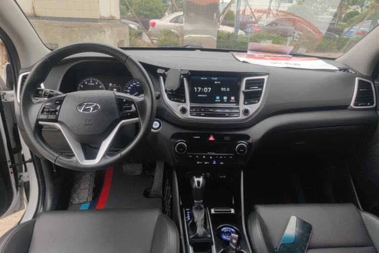 Used Hyundai Tucson 2018 1.6T Dual-Clutch Two-Wheel Drive 15th Anniversary Special Edition Center Console