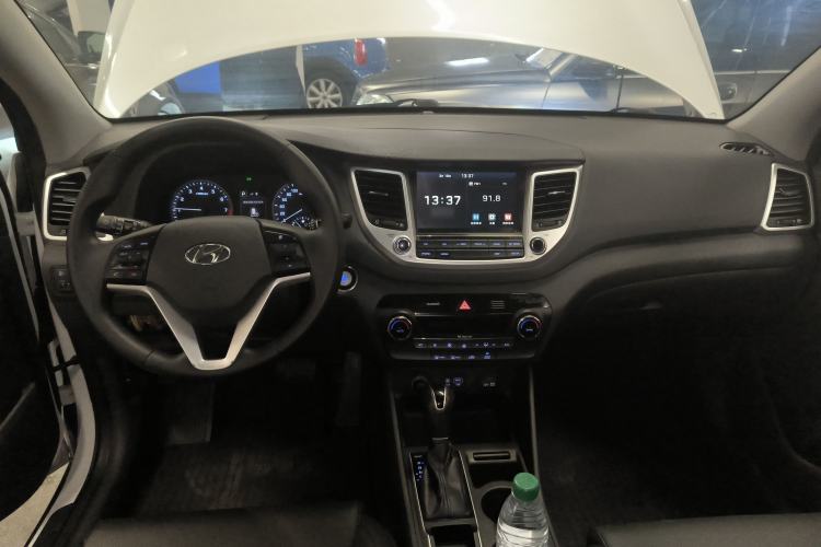 Used Hyundai Tucson 2018 1.6T Dual-Clutch Two-Wheel Drive 15th Anniversary Special Edition Center Console