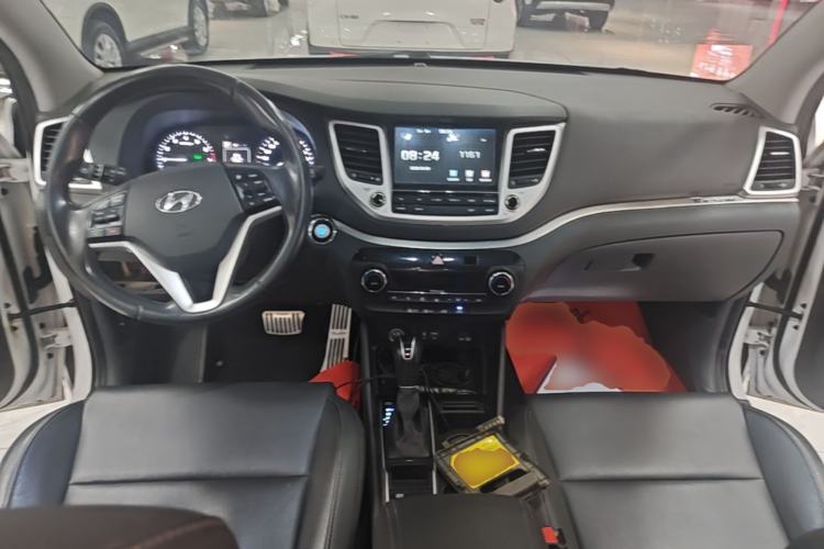 Used Hyundai Tucson 2018 1.6T Dual-Clutch Two-Wheel Drive 15th Anniversary Special Edition Center Console