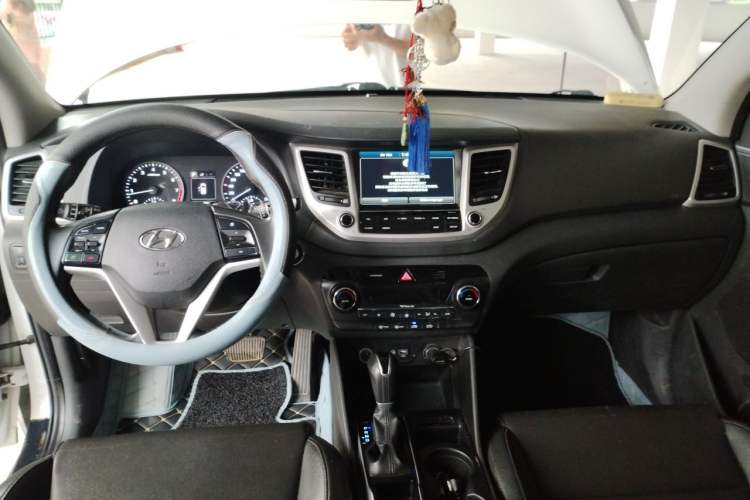 Used Hyundai Tucson 2018 1.6T Dual-Clutch Two-Wheel Drive 15th Anniversary Special Edition Center Console