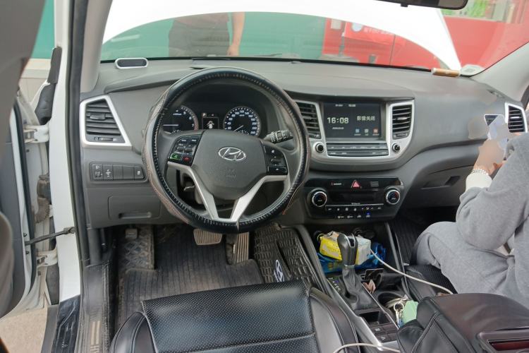 Used Hyundai Tucson 2018 1.6T Dual-Clutch Two-Wheel Drive 15th Anniversary Special Edition Center Console