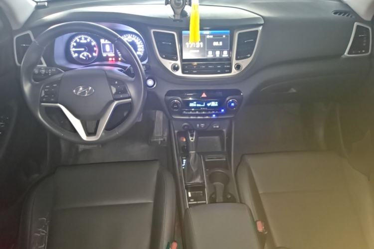 Used Hyundai Tucson 2018 1.6T Dual-Clutch Two-Wheel Drive 15th Anniversary Special Edition Center Console