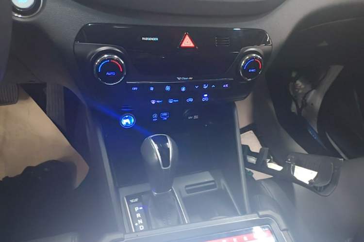 Used Hyundai Tucson 2018 1.6T Dual-Clutch Two-Wheel Drive 15th Anniversary Special Edition Gear Lever