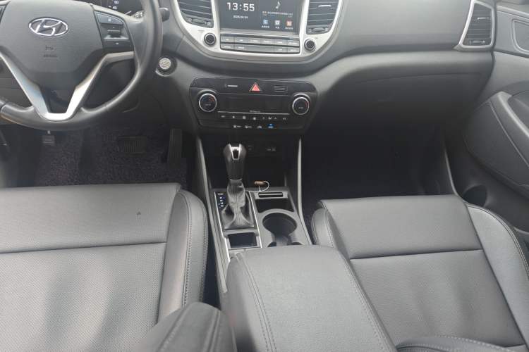 Used Hyundai Tucson 2018 1.6T Dual-Clutch Two-Wheel Drive 15th Anniversary Special Edition Gear Lever