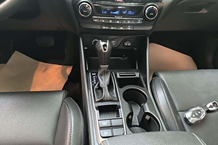 Used Hyundai Tucson 2018 1.6T Dual-Clutch Two-Wheel Drive 15th Anniversary Special Edition Gear Lever