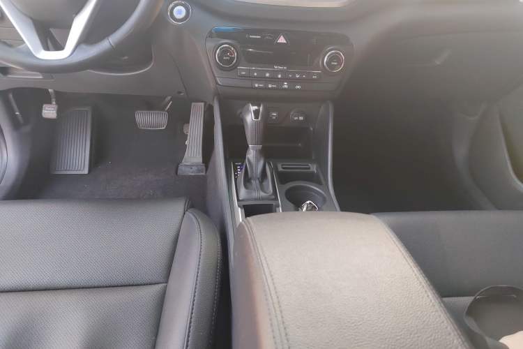 Used Hyundai Tucson 2018 1.6T Dual-Clutch Two-Wheel Drive 15th Anniversary Special Edition Gear Lever