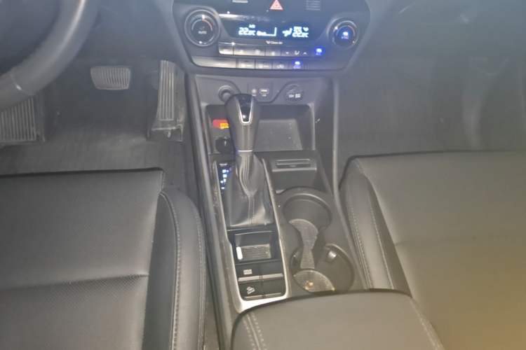 Used Hyundai Tucson 2018 1.6T Dual-Clutch Two-Wheel Drive 15th Anniversary Special Edition Gear Lever