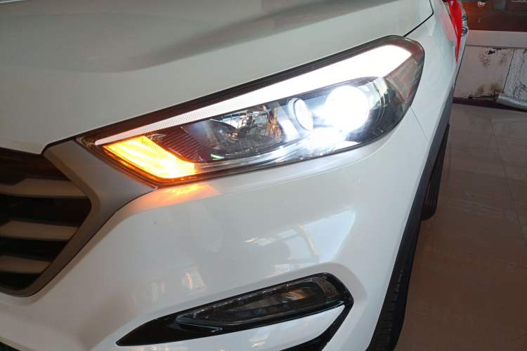 Used Hyundai Tucson 2018 1.6T Dual-Clutch Two-Wheel Drive 15th Anniversary Special Edition Left Front Headlight