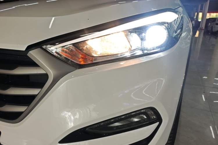 Used Hyundai Tucson 2018 1.6T Dual-Clutch Two-Wheel Drive 15th Anniversary Special Edition Left Front Headlight