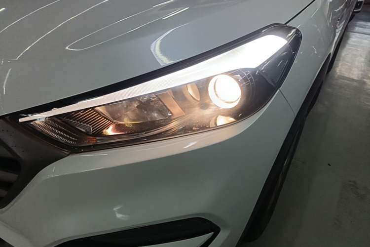 Used Hyundai Tucson 2018 1.6T Dual-Clutch Two-Wheel Drive 15th Anniversary Special Edition Left Front Headlight