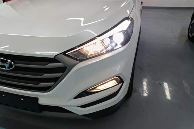 Used Hyundai Tucson 2018 1.6T Dual-Clutch Two-Wheel Drive 15th Anniversary Special Edition Left Front Headlight