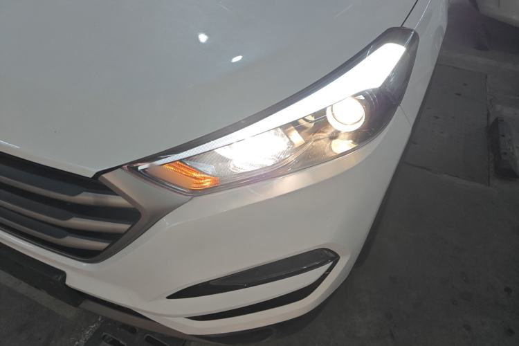 Used Hyundai Tucson 2018 1.6T Dual-Clutch Two-Wheel Drive 15th Anniversary Special Edition Left Front Headlight