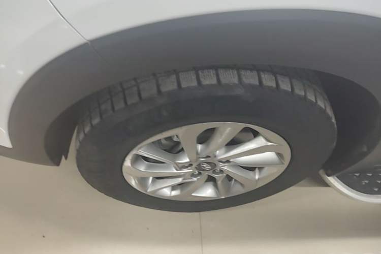 Used Hyundai Tucson 2018 1.6T Dual-Clutch Two-Wheel Drive 15th Anniversary Special Edition Left Front Wheel Hub