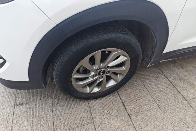 Used Hyundai Tucson 2018 1.6T Dual-Clutch Two-Wheel Drive 15th Anniversary Special Edition Left Front Wheel Hub