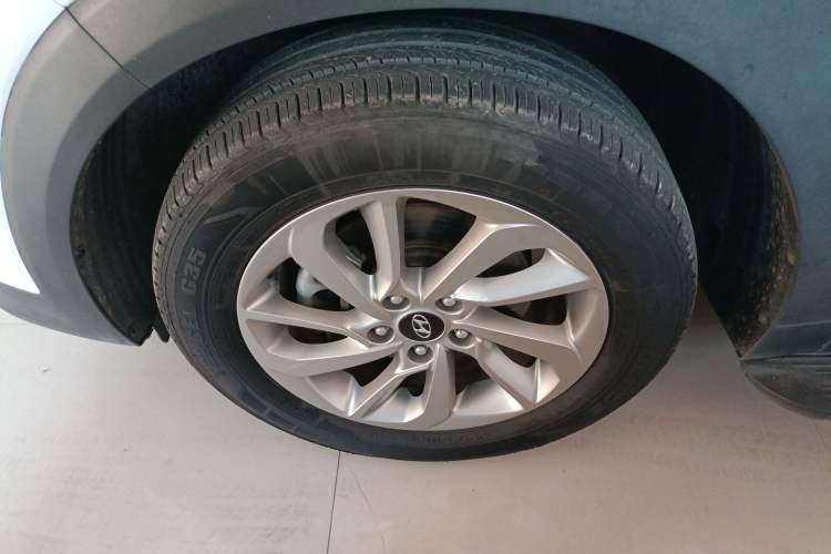 Used Hyundai Tucson 2018 1.6T Dual-Clutch Two-Wheel Drive 15th Anniversary Special Edition Left Front Wheel Hub
