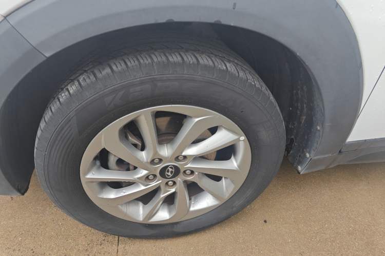 Used Hyundai Tucson 2018 1.6T Dual-Clutch Two-Wheel Drive 15th Anniversary Special Edition Left Front Wheel Hub