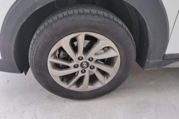 Used Hyundai Tucson 2018 1.6T Dual-Clutch Two-Wheel Drive 15th Anniversary Special Edition Left Front Wheel Hub