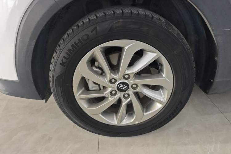 Used Hyundai Tucson 2018 1.6T Dual-Clutch Two-Wheel Drive 15th Anniversary Special Edition Left Front Wheel Hub