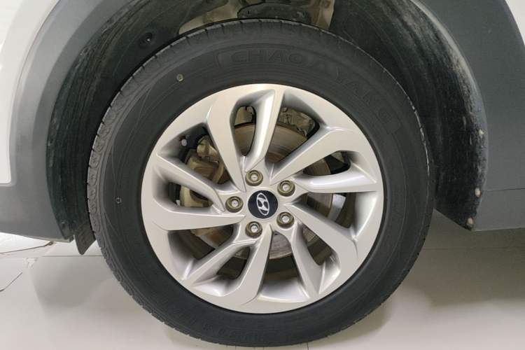 Used Hyundai Tucson 2018 1.6T Dual-Clutch Two-Wheel Drive 15th Anniversary Special Edition Left Front Wheel Hub