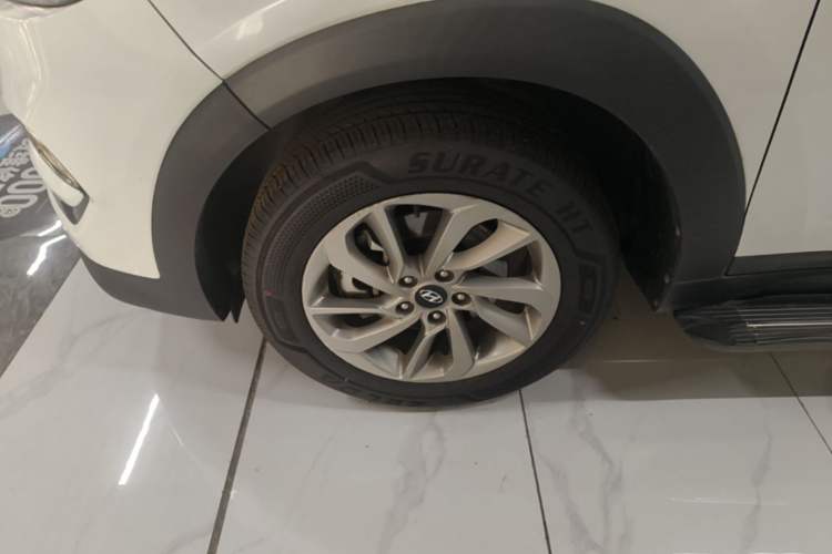 Used Hyundai Tucson 2018 1.6T Dual-Clutch Two-Wheel Drive 15th Anniversary Special Edition Left Front Wheel Hub