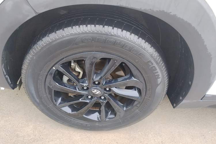 Used Hyundai Tucson 2018 1.6T Dual-Clutch Two-Wheel Drive 15th Anniversary Special Edition Left Front Wheel Hub