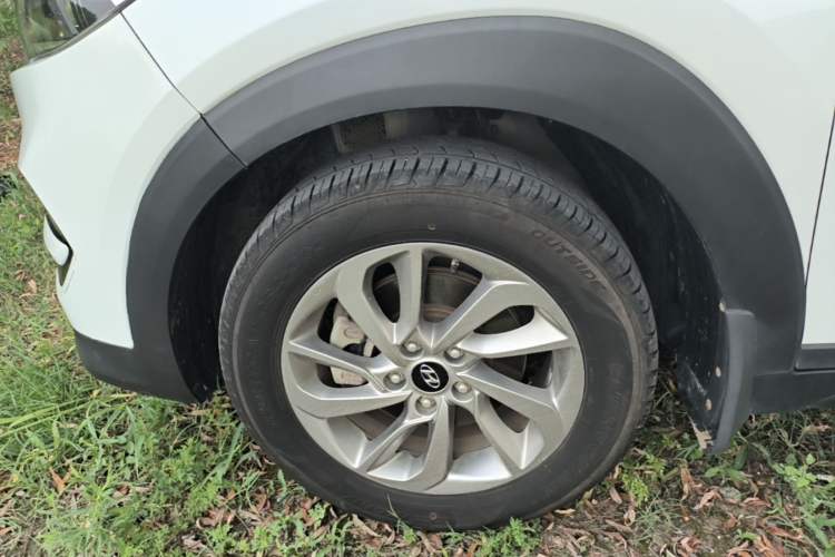 Used Hyundai Tucson 2018 1.6T Dual-Clutch Two-Wheel Drive 15th Anniversary Special Edition Left Front Wheel Hub