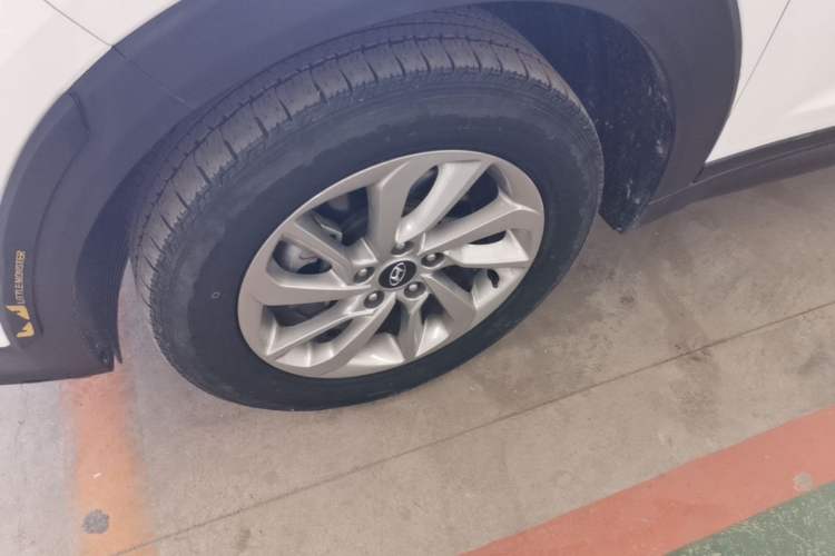 Used Hyundai Tucson 2018 1.6T Dual-Clutch Two-Wheel Drive 15th Anniversary Special Edition Left Front Wheel Hub