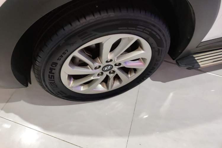 Used Hyundai Tucson 2018 1.6T Dual-Clutch Two-Wheel Drive 15th Anniversary Special Edition Left Front Wheel Hub