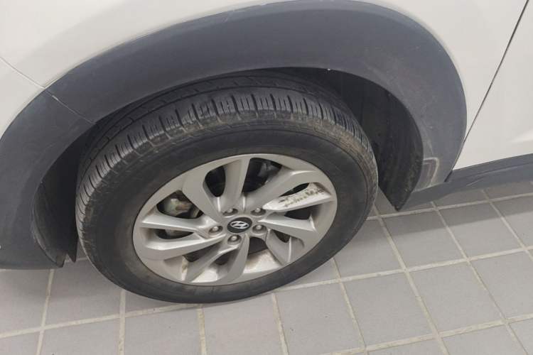 Used Hyundai Tucson 2018 1.6T Dual-Clutch Two-Wheel Drive 15th Anniversary Special Edition Left Front Wheel Hub