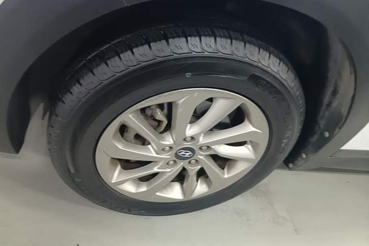 Used Hyundai Tucson 2018 1.6T Dual-Clutch Two-Wheel Drive 15th Anniversary Special Edition Left Front Wheel Hub
