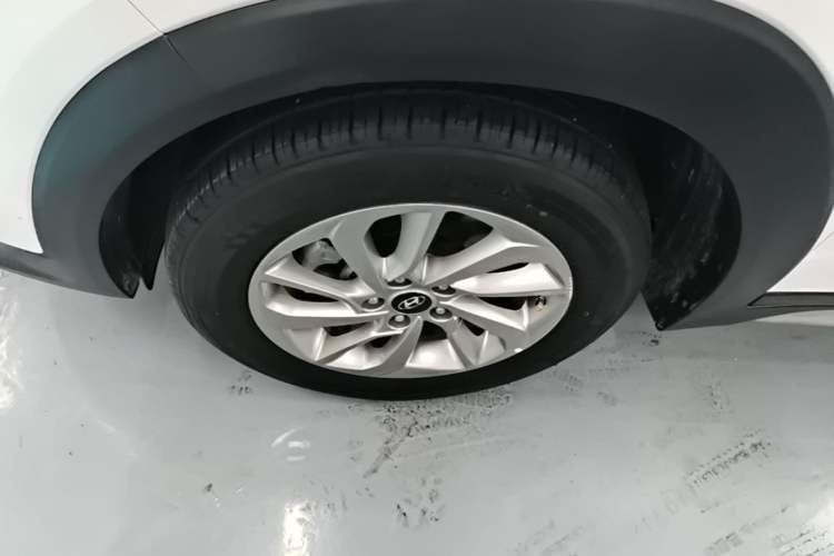 Used Hyundai Tucson 2018 1.6T Dual-Clutch Two-Wheel Drive 15th Anniversary Special Edition Left Front Wheel Hub