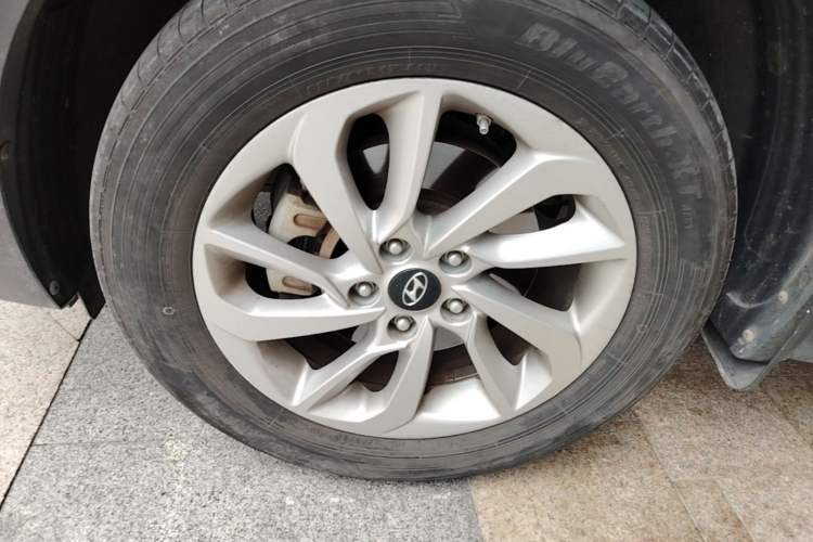 Used Hyundai Tucson 2018 1.6T Dual-Clutch Two-Wheel Drive 15th Anniversary Special Edition Left Front Wheel Hub