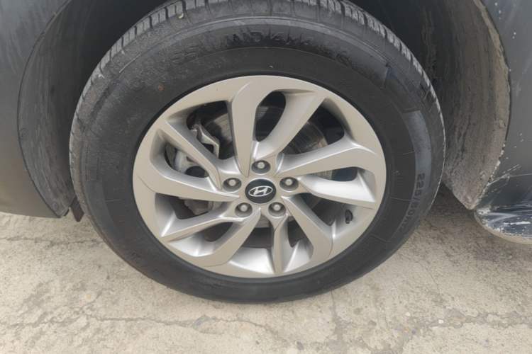 Used Hyundai Tucson 2018 1.6T Dual-Clutch Two-Wheel Drive 15th Anniversary Special Edition Left Front Wheel Hub