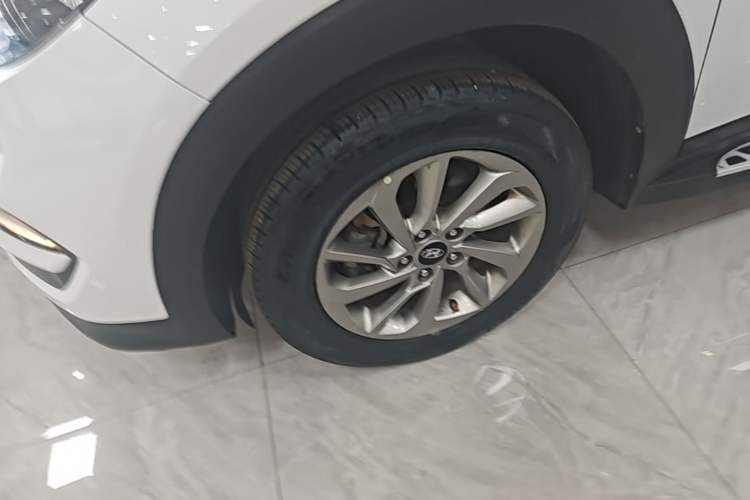 Used Hyundai Tucson 2018 1.6T Dual-Clutch Two-Wheel Drive 15th Anniversary Special Edition Left Front Wheel Hub