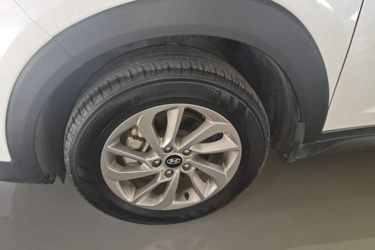 Used Hyundai Tucson 2018 1.6T Dual-Clutch Two-Wheel Drive 15th Anniversary Special Edition Left Front Wheel Hub