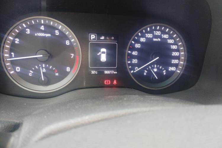 Used Hyundai Tucson 2018 1.6T Dual-Clutch Two-Wheel Drive 15th Anniversary Special Edition Odometer Close Up