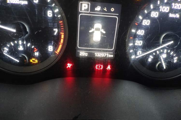 Used Hyundai Tucson 2018 1.6T Dual-Clutch Two-Wheel Drive 15th Anniversary Special Edition Odometer Close Up